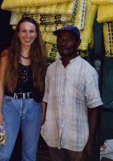 Mit Don Martin, einem traditionellen Heiler, auf dem Markt von San Pedro de Macoris, Dominikanische Republik, 1999